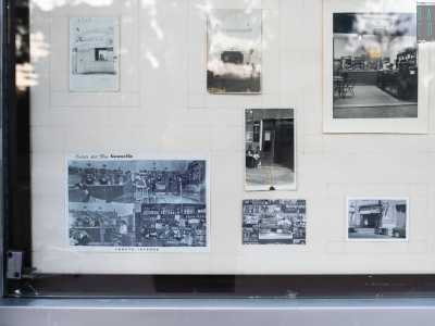 ...accompagnati da un quadro con su incollate alcune foto antiche